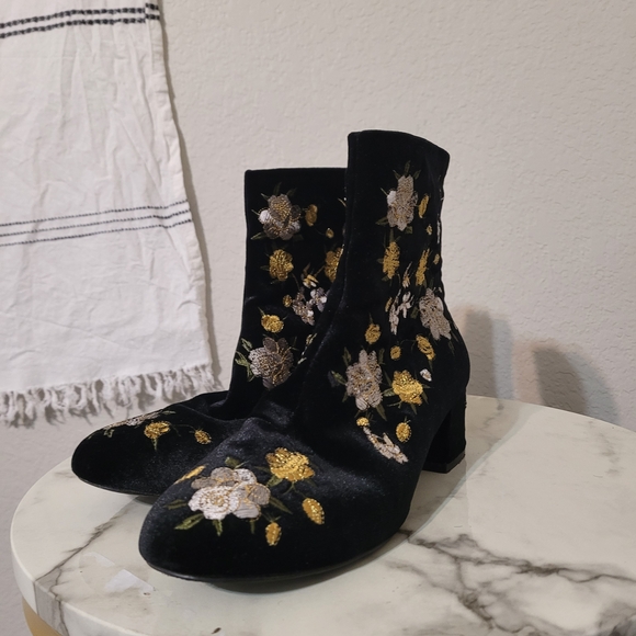 Blossom Embroidered Bootie Size 8 black velve gold white floral embroidery - Picture 3 of 7
